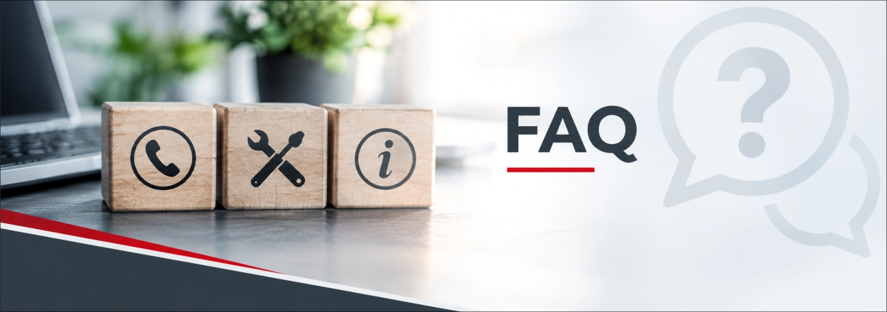 FAQ-Banner mit drei Holzblöcken und Symbolen für Telefon, Werkzeuge und Information. Rechts steht der Schriftzug „FAQ“ mit roter Unterstreichung und dezenten Fragezeichen-Sprechblasen auf hellem Hintergrund.