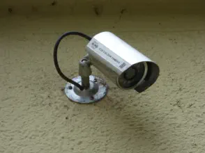 Überwachungskamera an der Hauswand